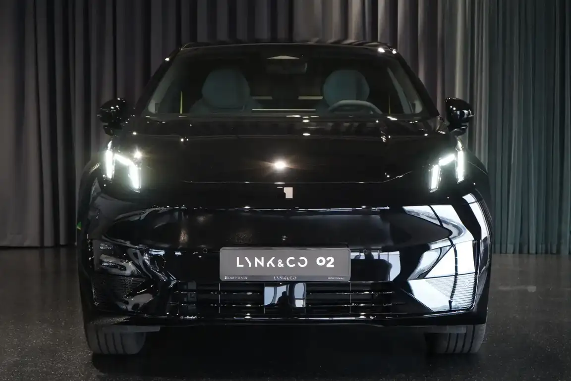 LYNK & CO 02
