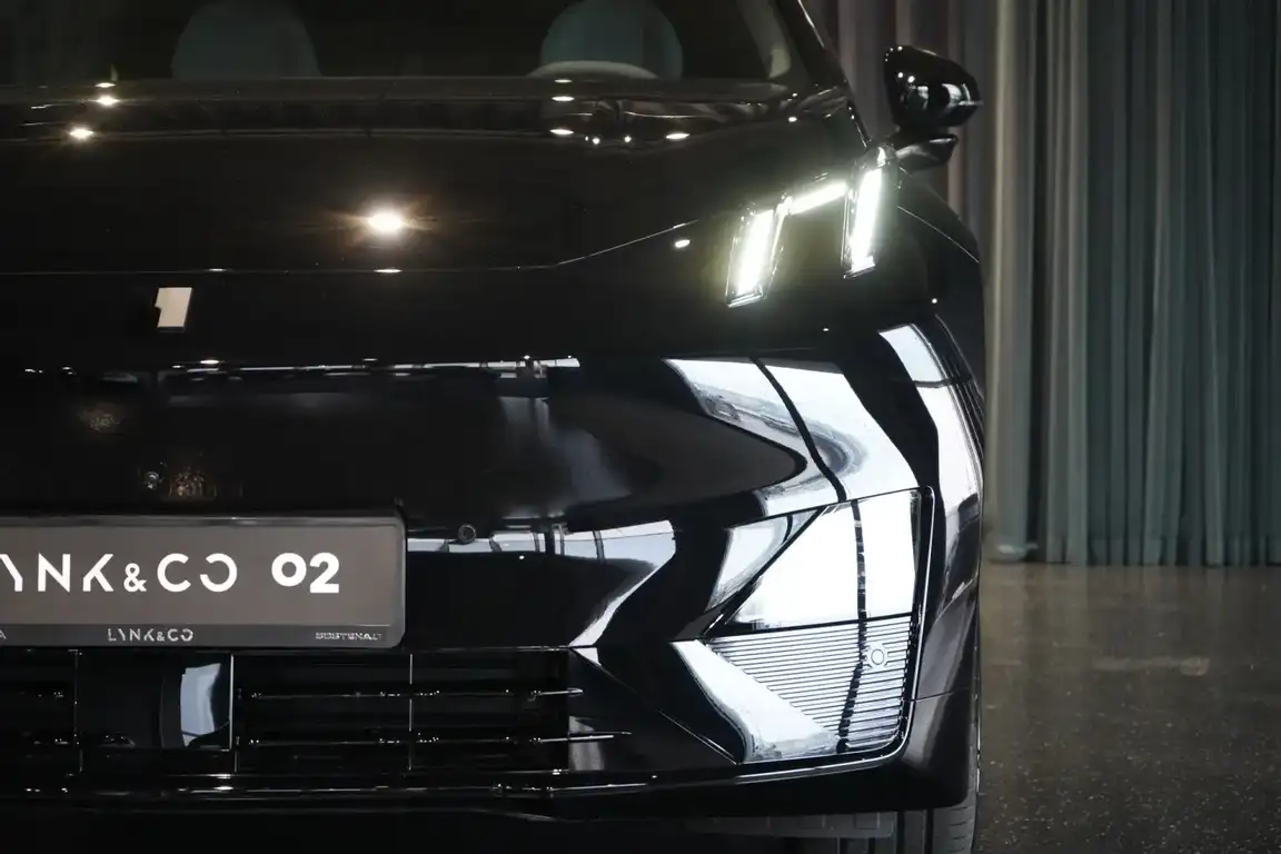 LYNK & CO 02