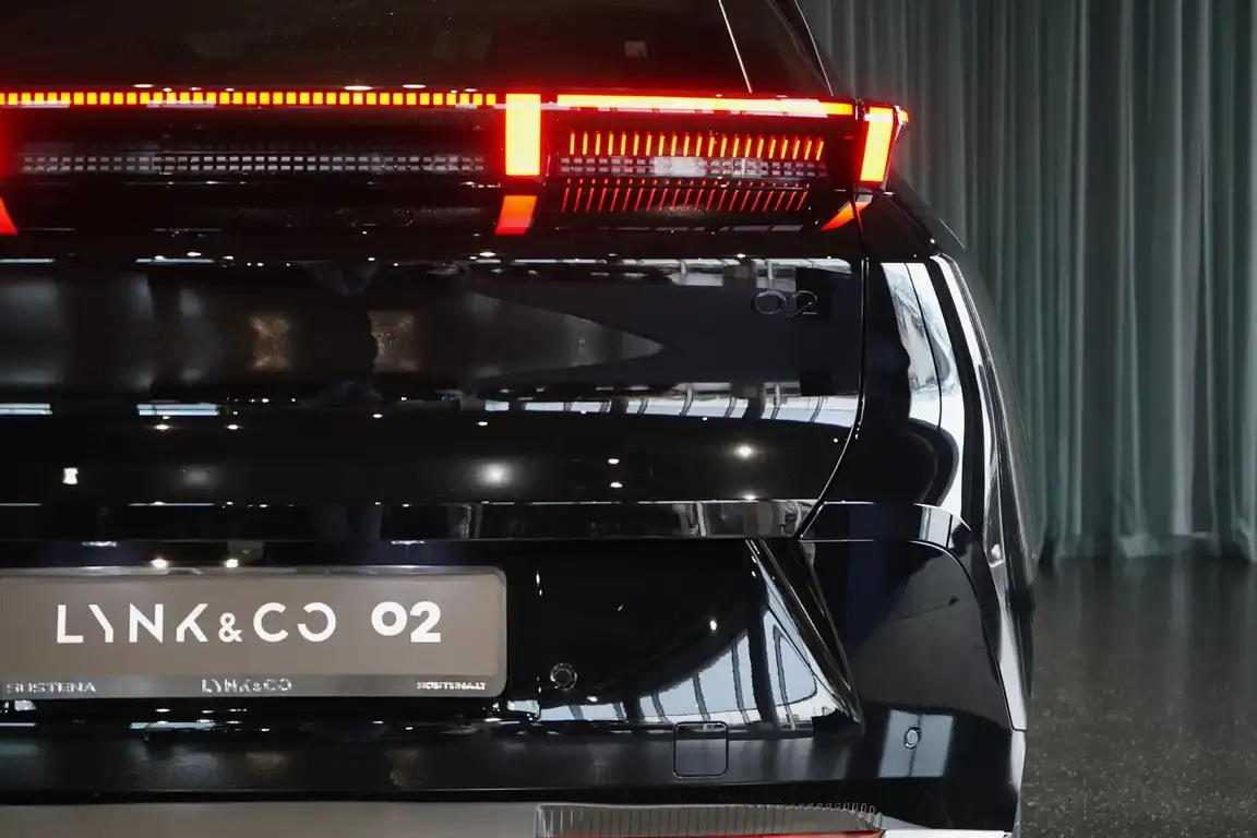 LYNK & CO 02