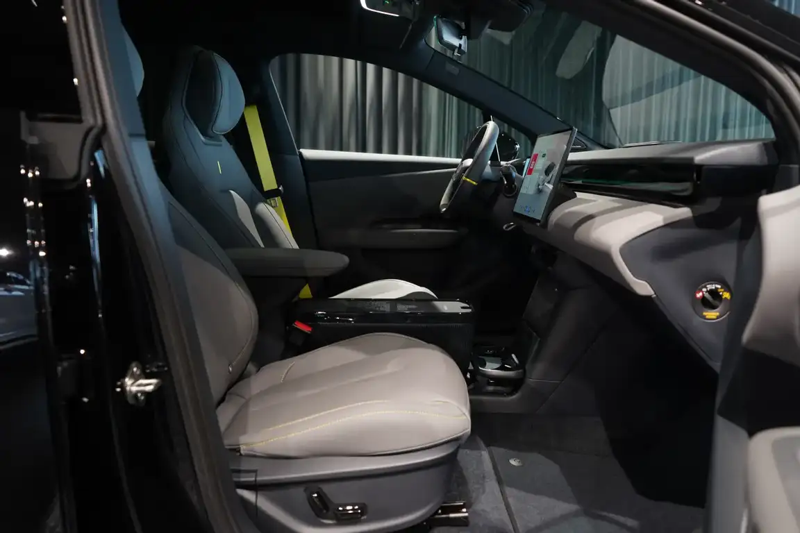 LYNK & CO 02