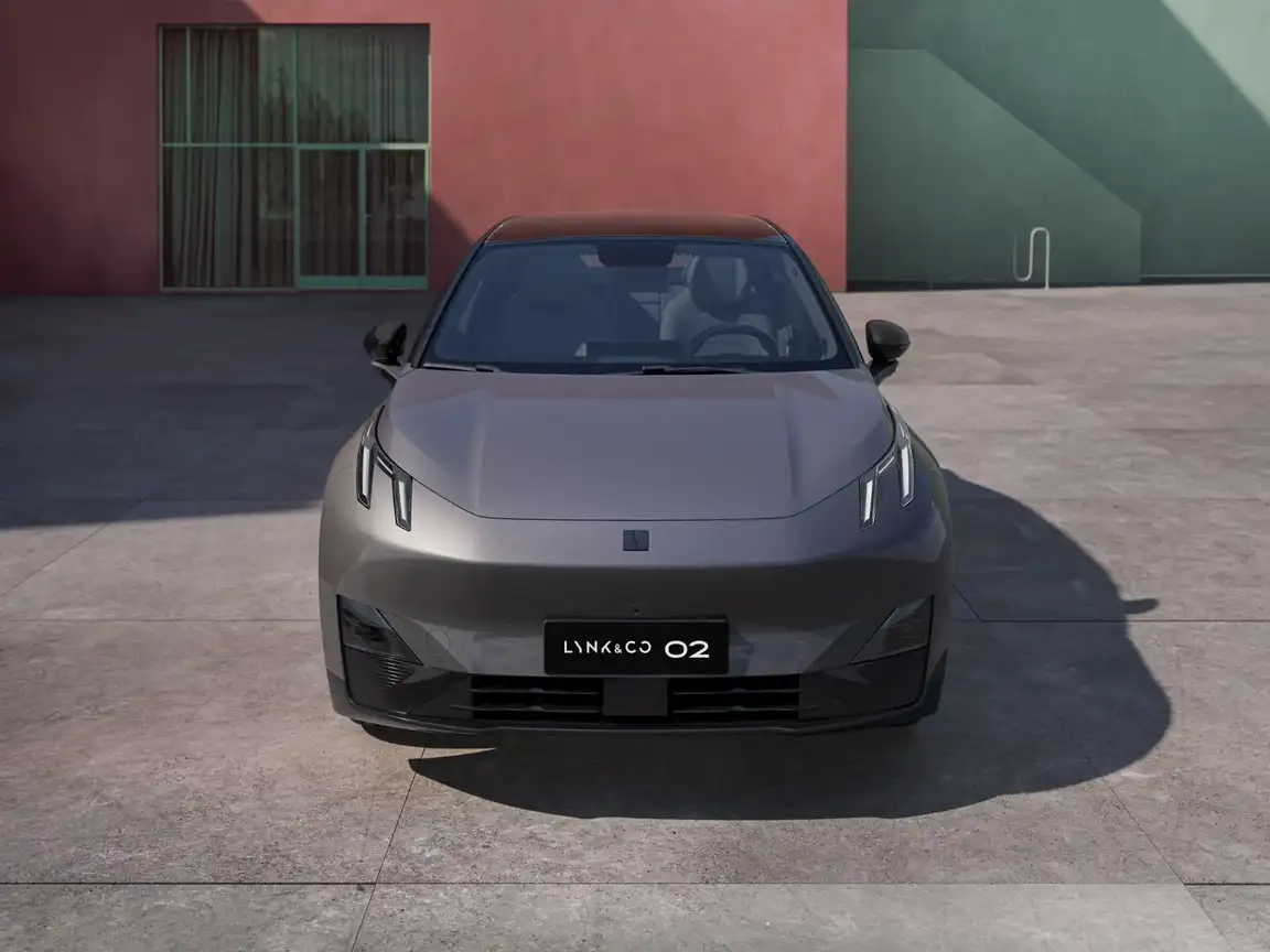 LYNK & CO 02