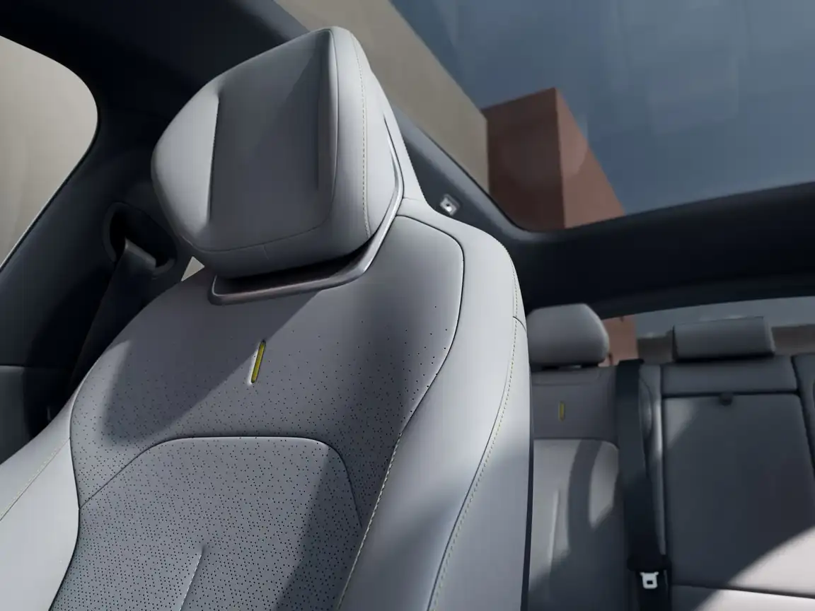 LYNK & CO 02