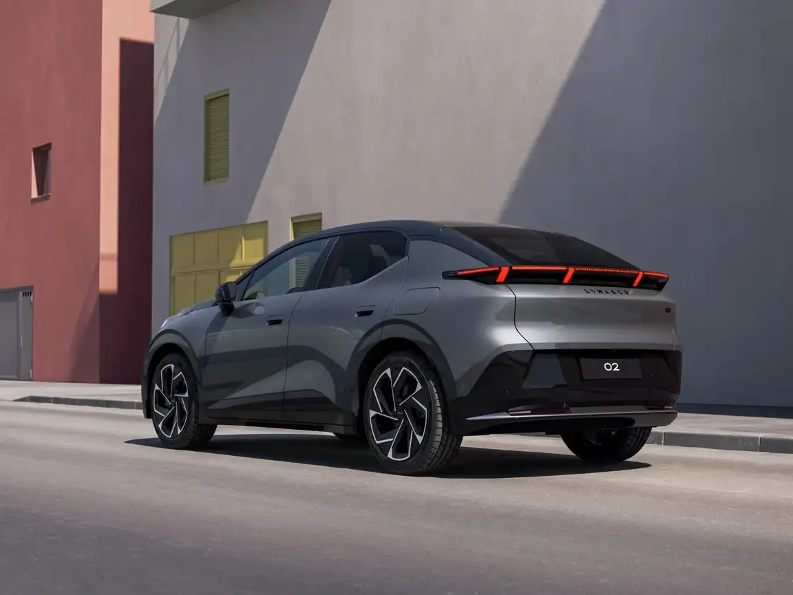 LYNK & CO 02