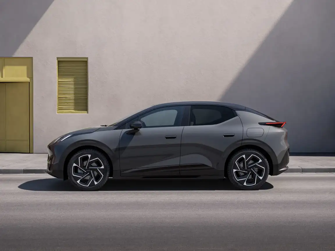 LYNK & CO 02