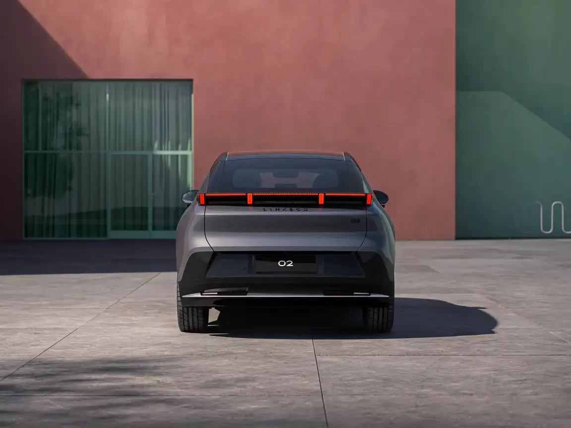 LYNK & CO 02