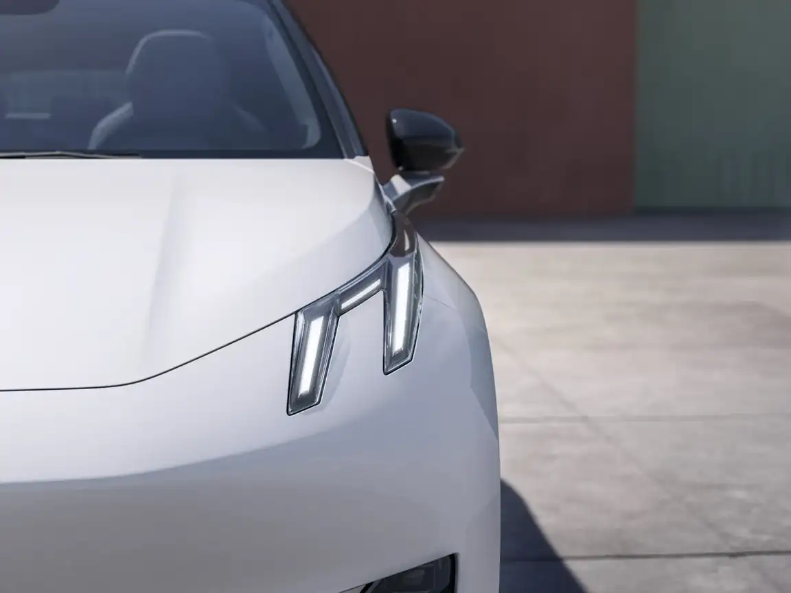 LYNK & CO 02
