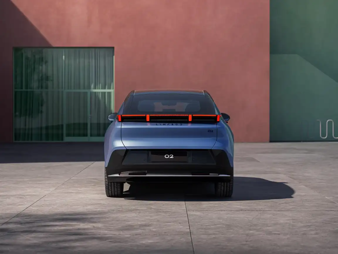 LYNK & CO 02