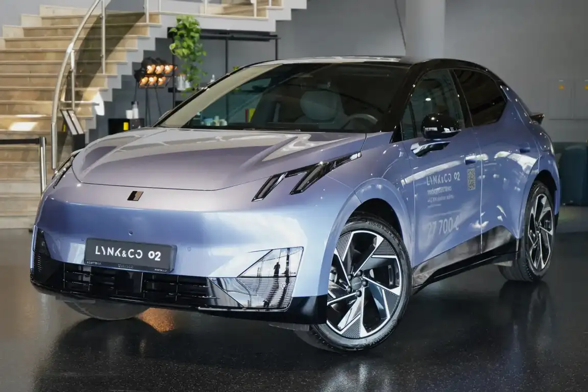 LYNK & CO 02