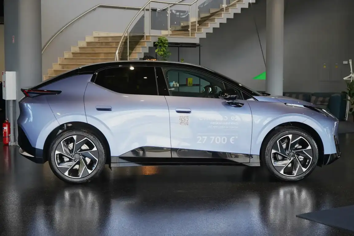 LYNK & CO 02