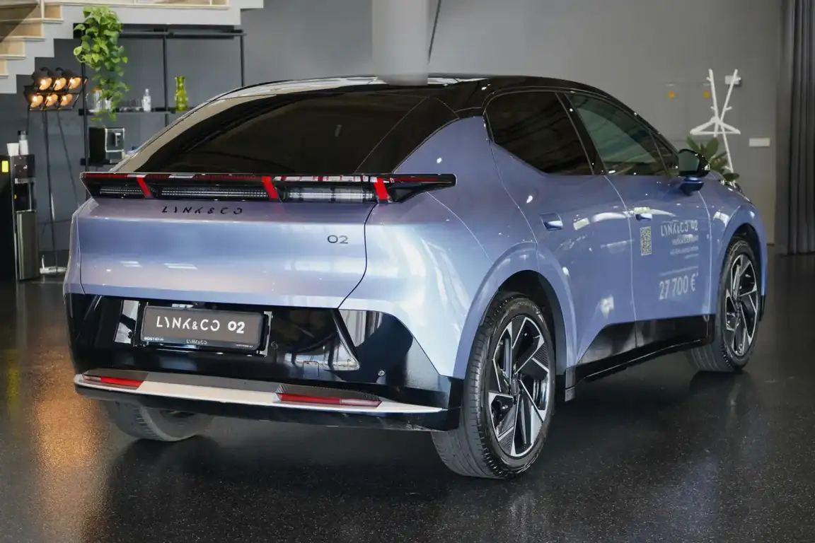LYNK & CO 02