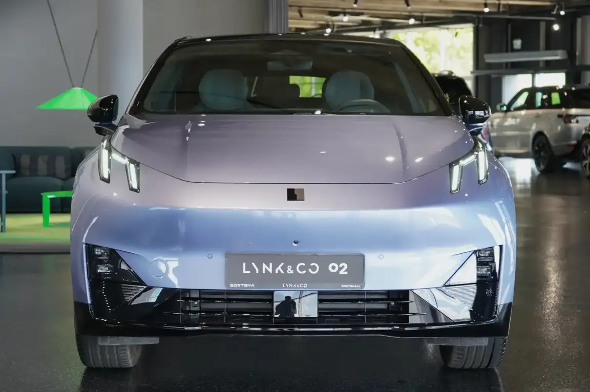 LYNK & CO 02