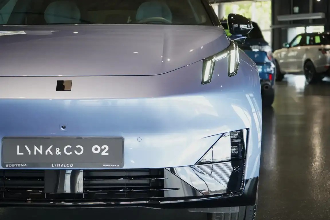 LYNK & CO 02