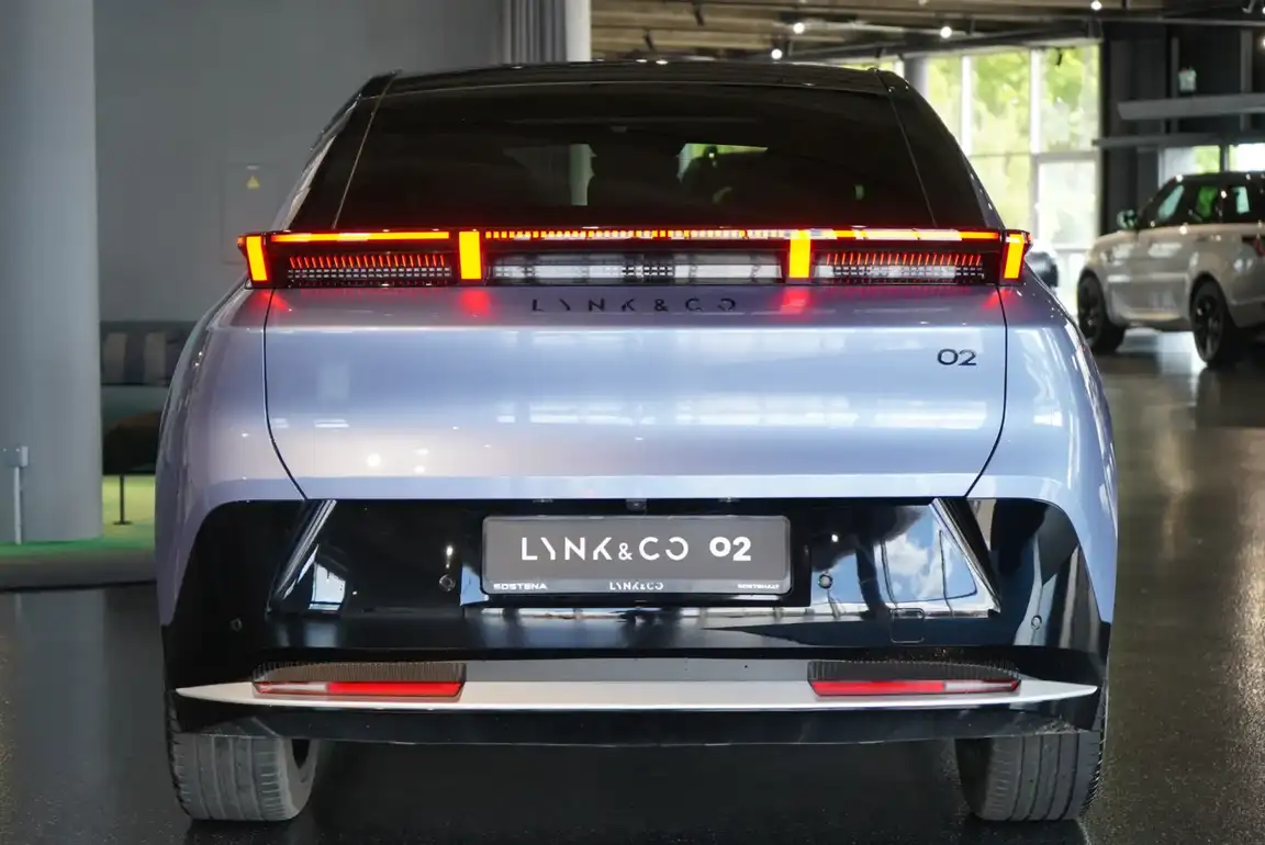 LYNK & CO 02