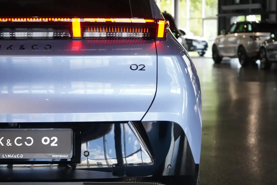 LYNK & CO 02