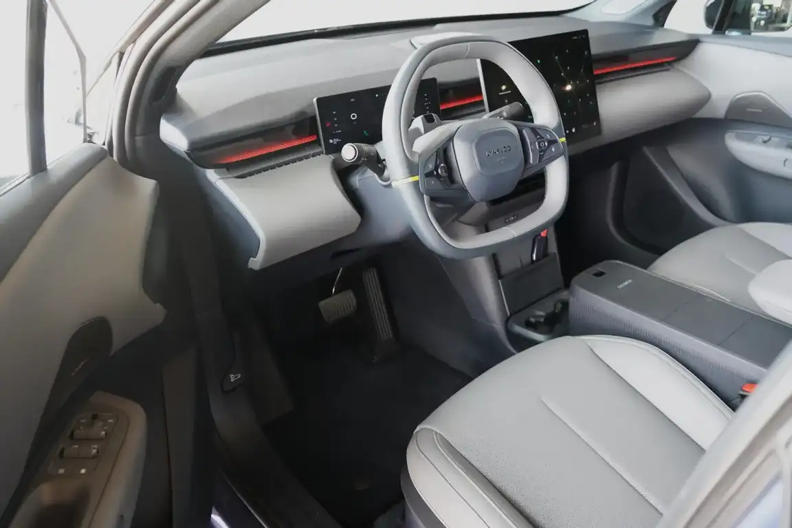 LYNK & CO 02