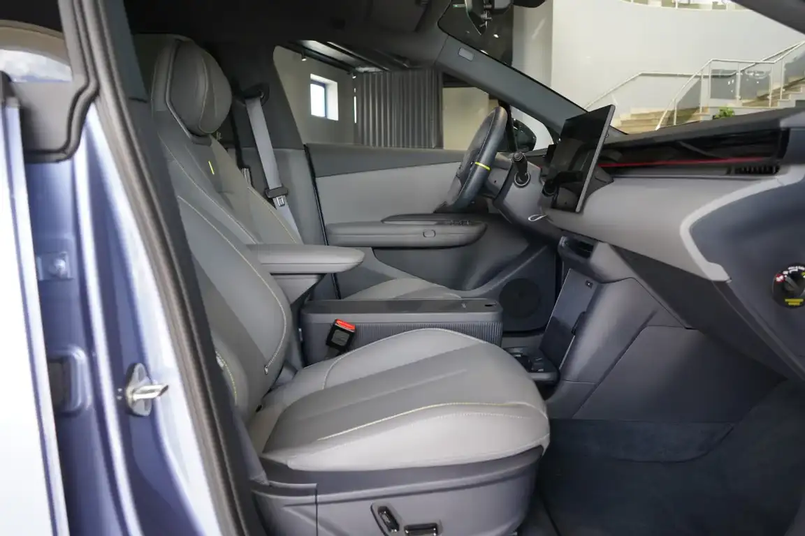 LYNK & CO 02