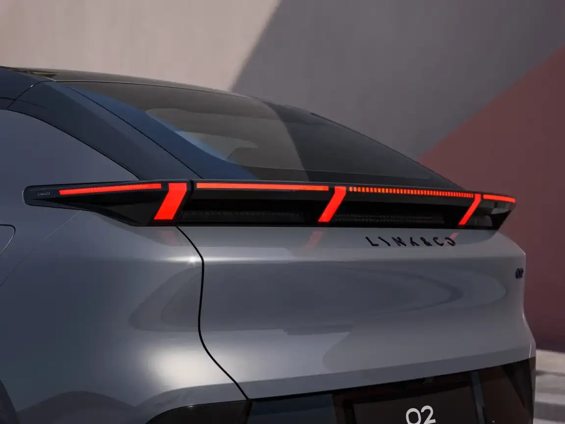 LYNK & CO 02