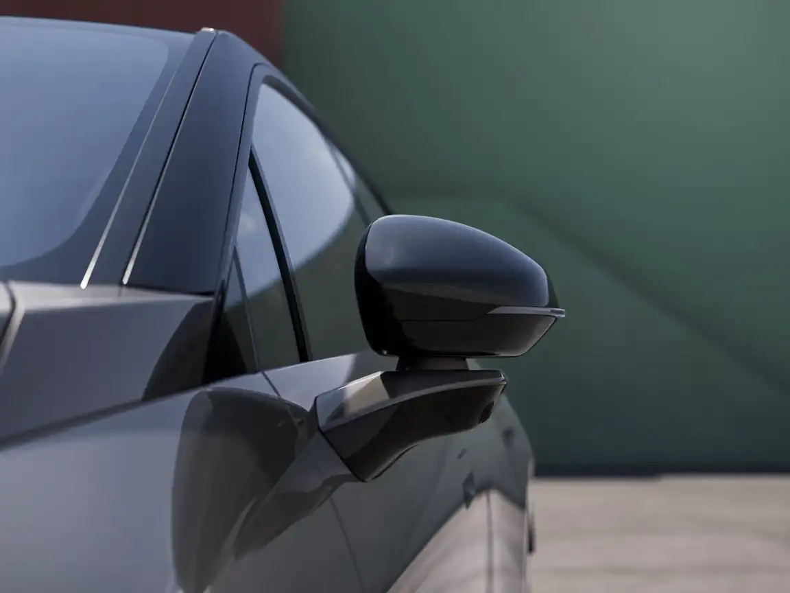 LYNK & CO 02