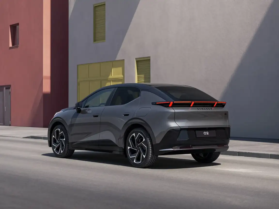LYNK & CO 02