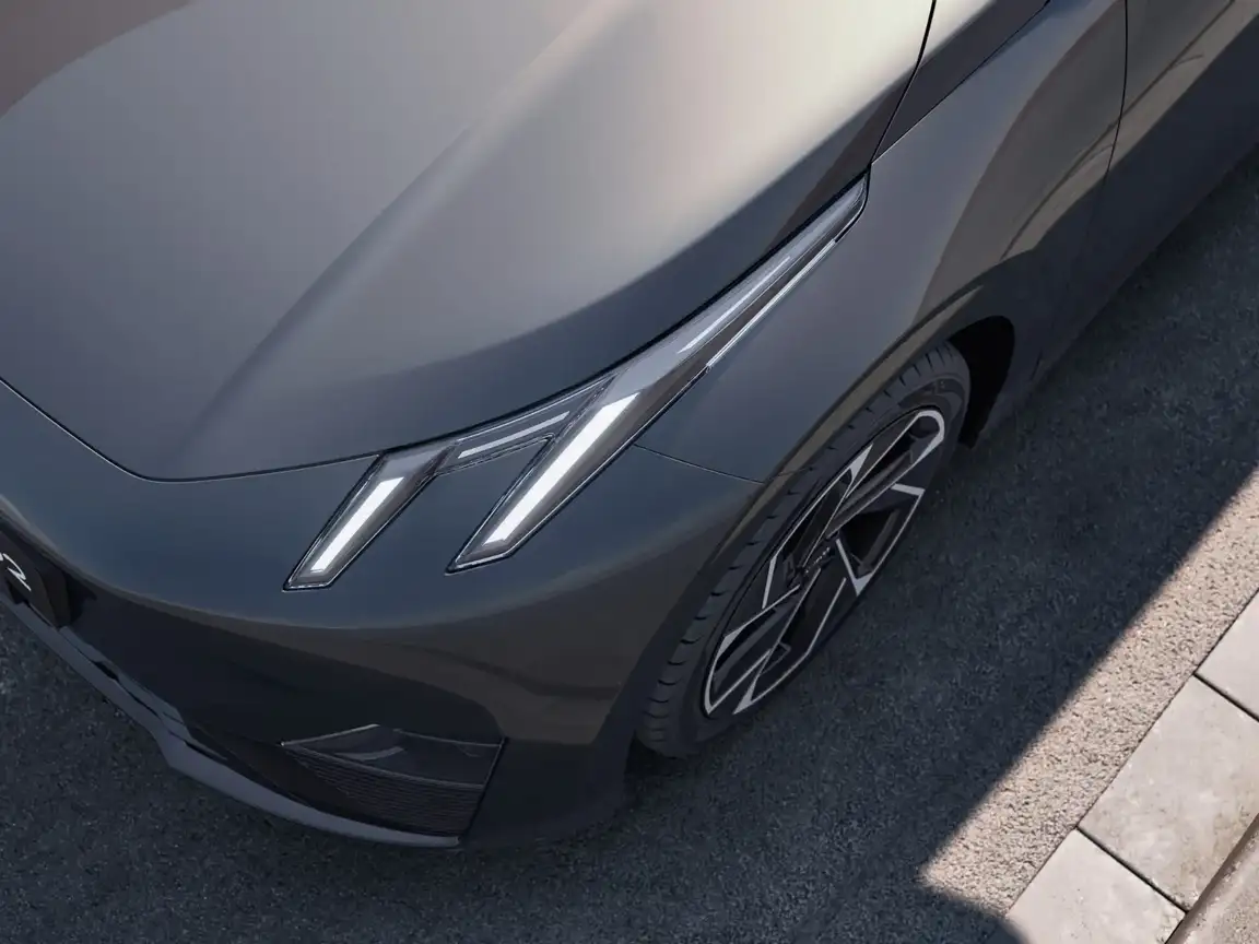LYNK & CO 02