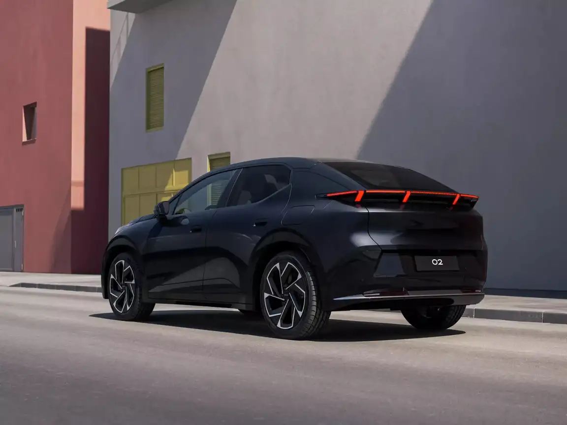 LYNK & CO 02