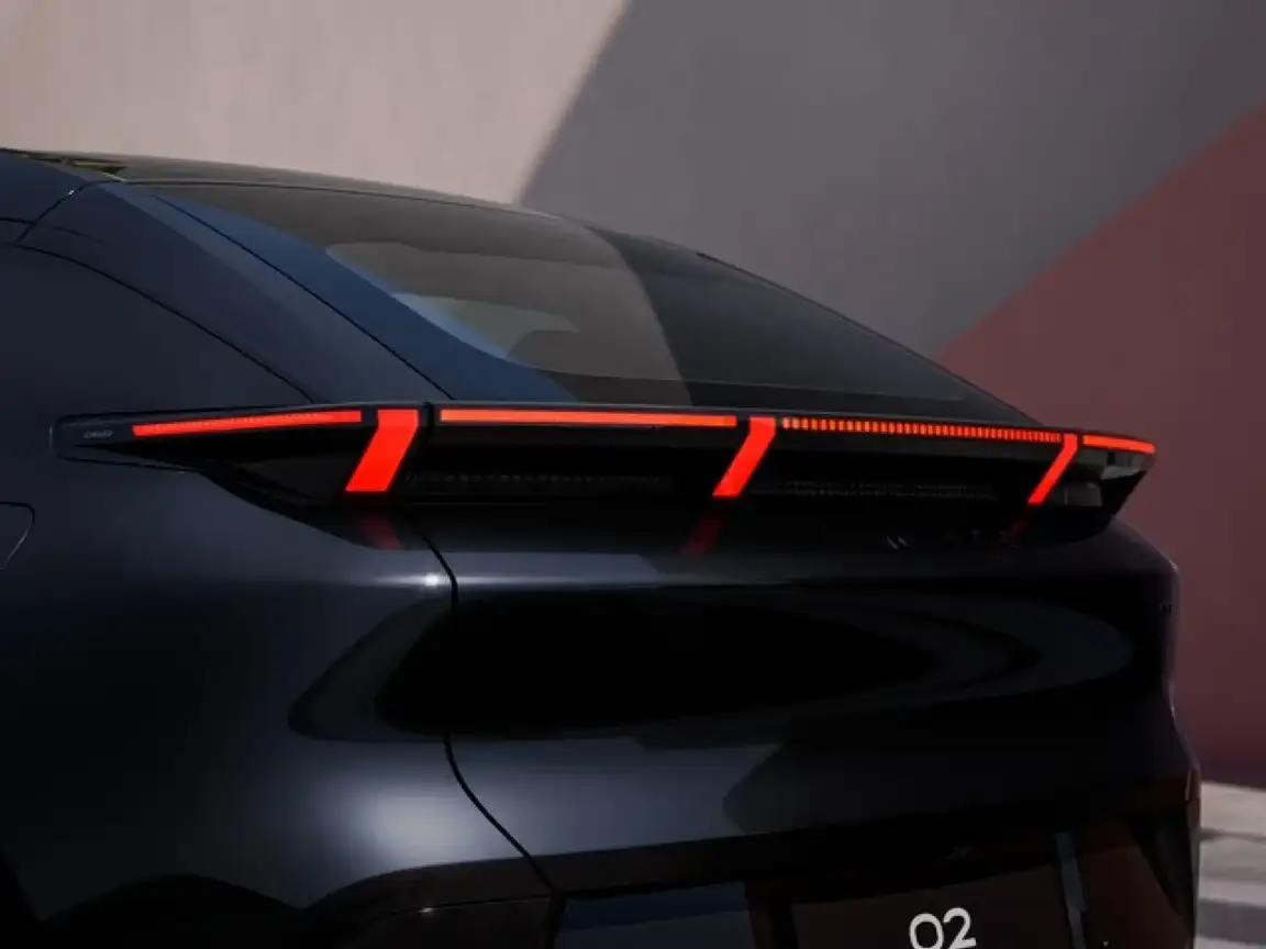 LYNK & CO 02