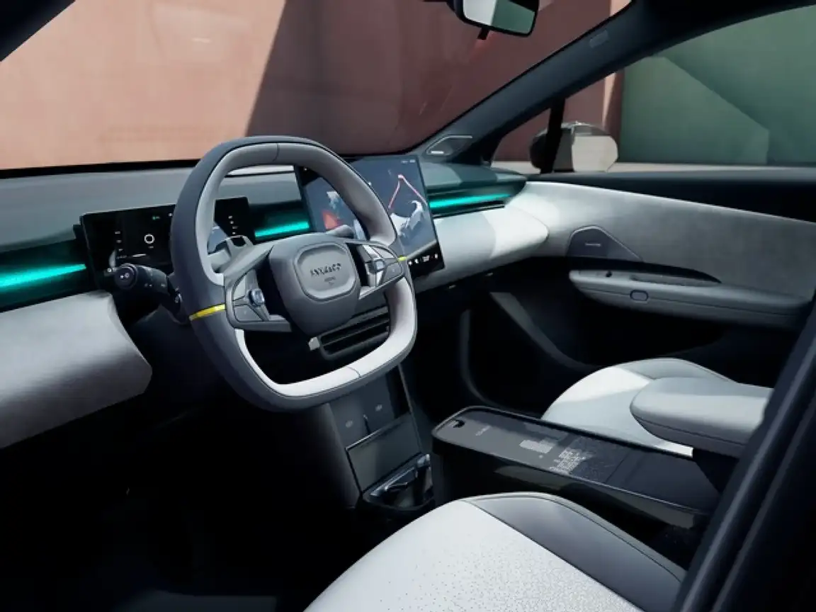 LYNK & CO 02