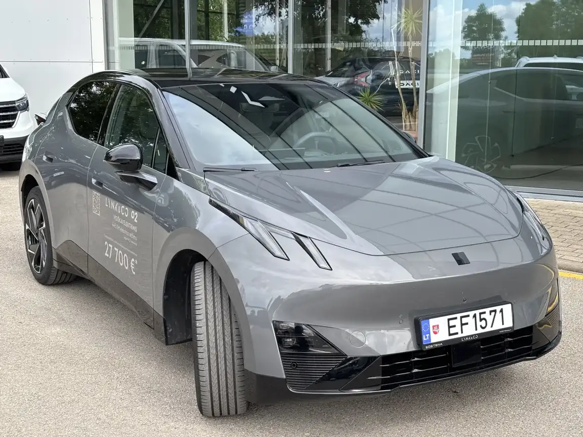 LYNK & CO 02