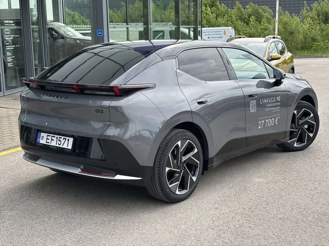 LYNK & CO 02