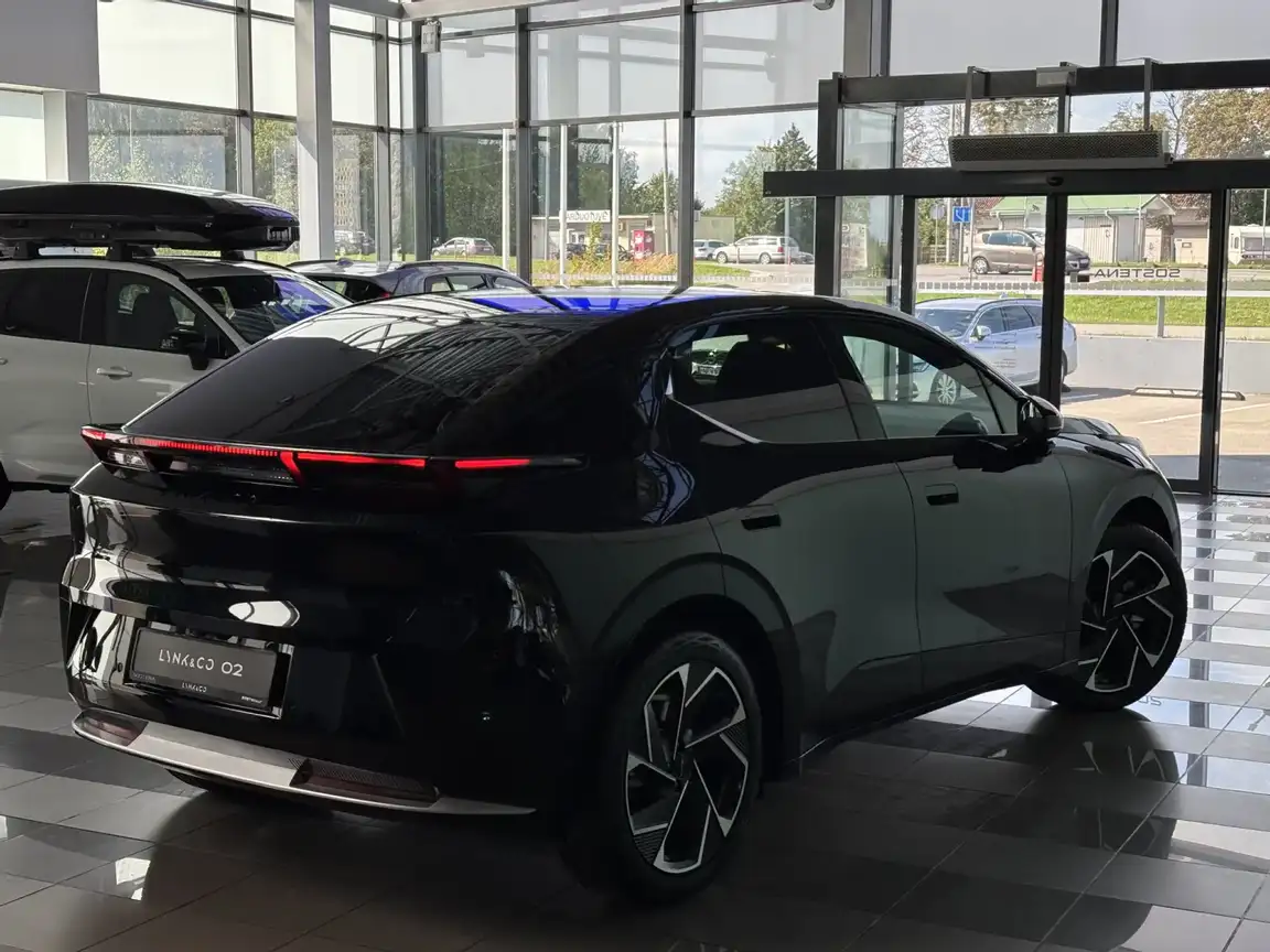LYNK & CO 02