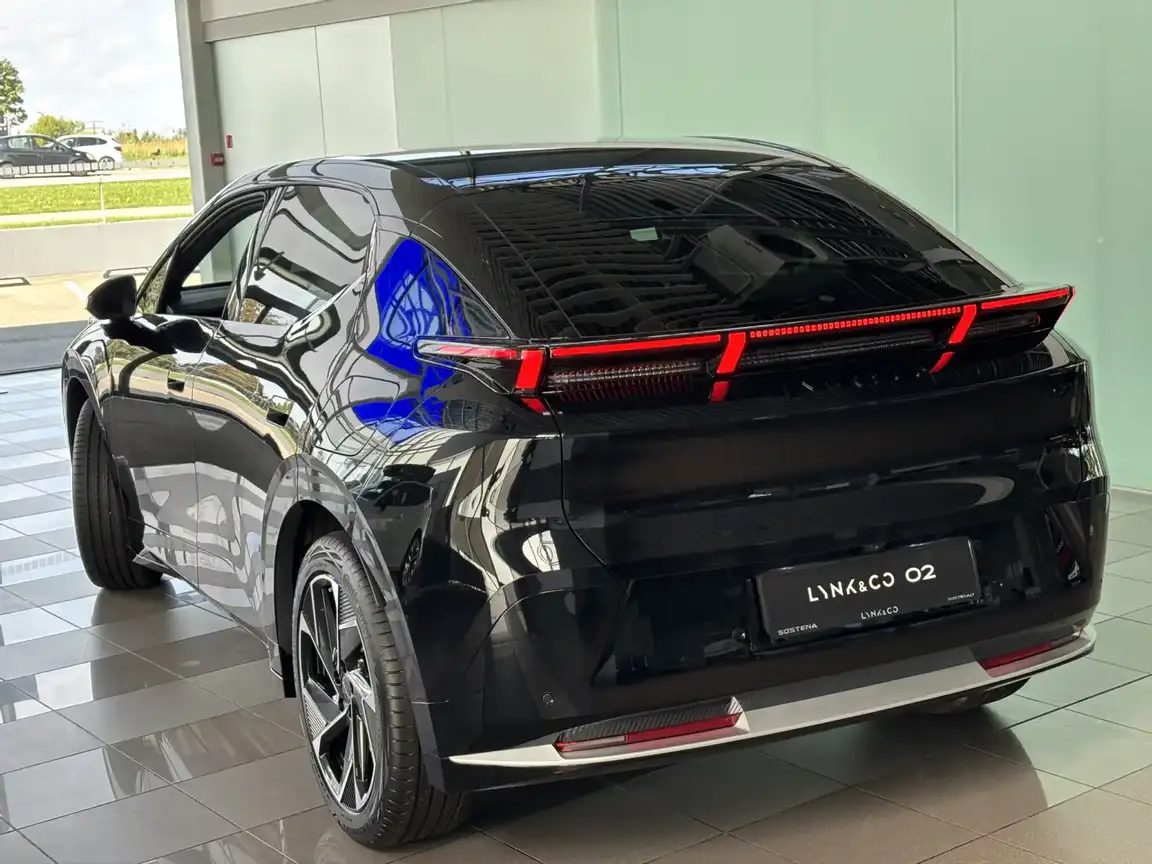 LYNK & CO 02