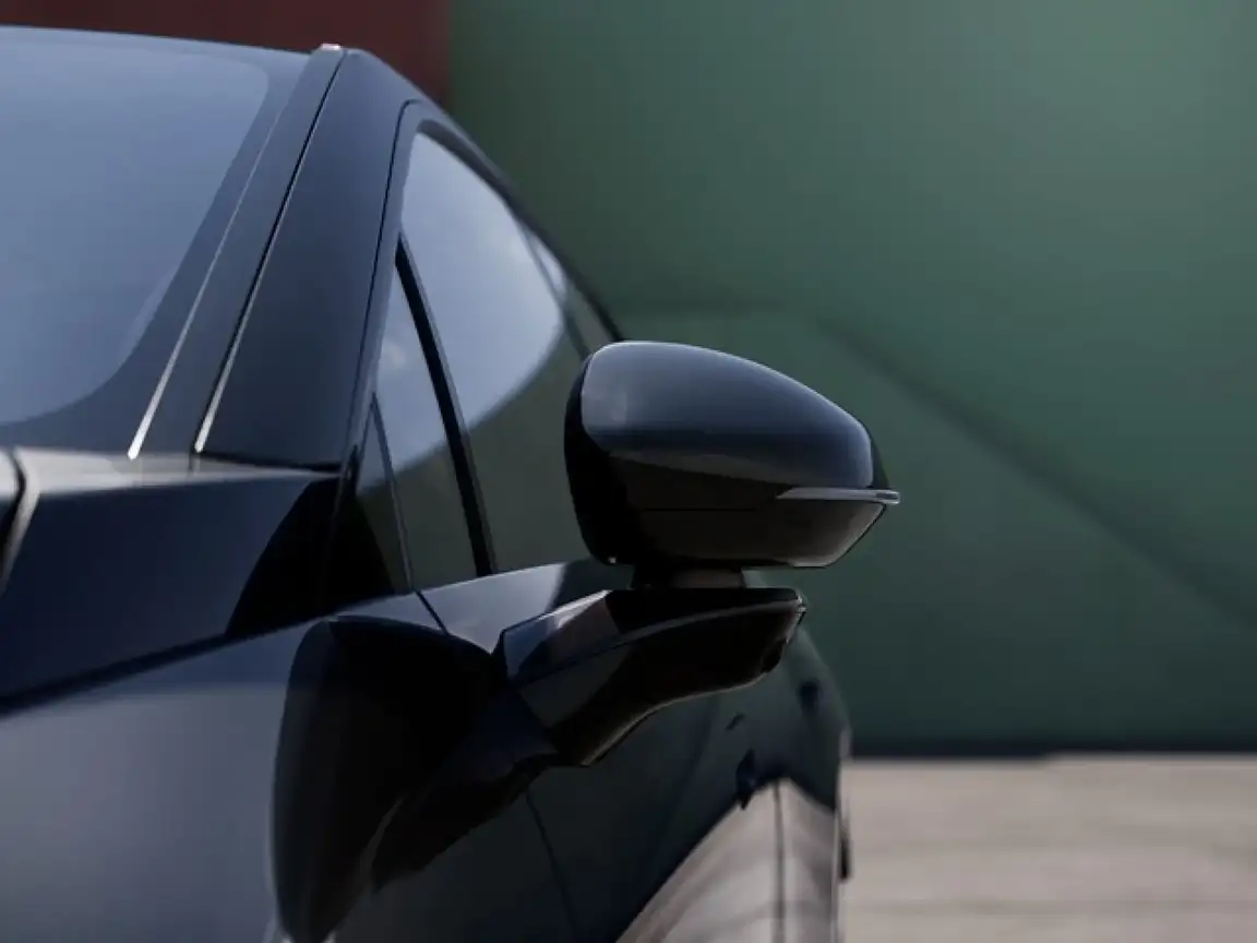LYNK & CO 02