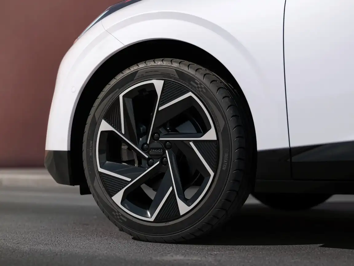 LYNK & CO 02