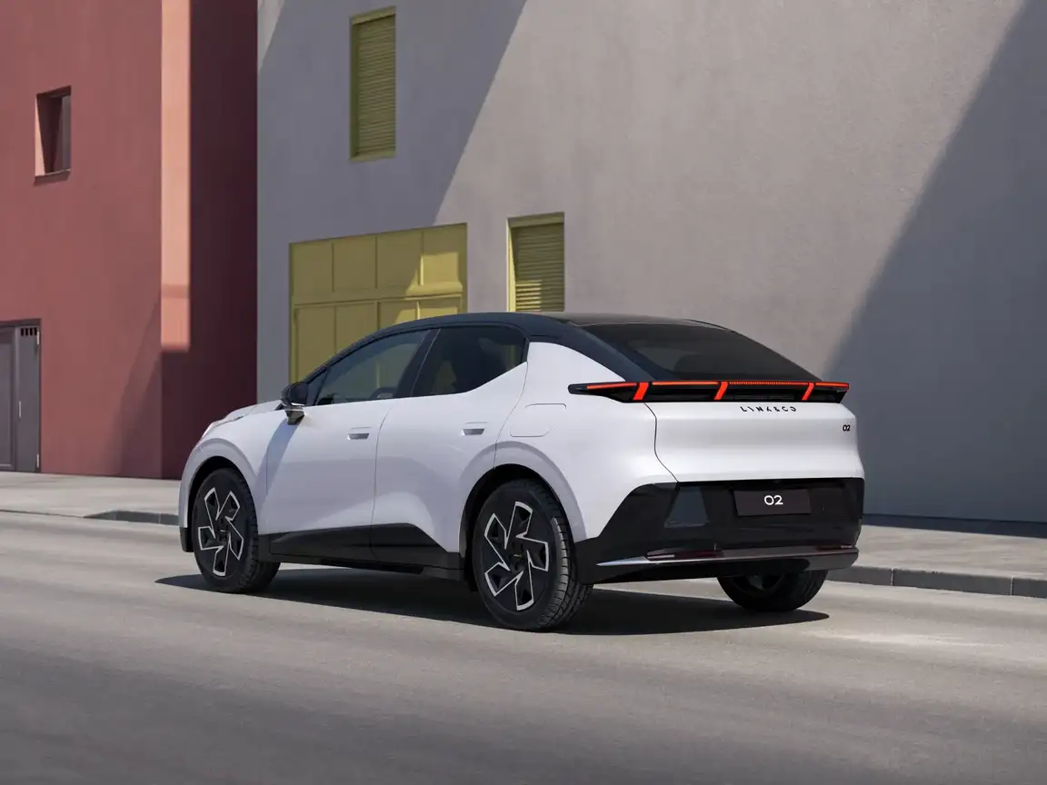 LYNK & CO 02