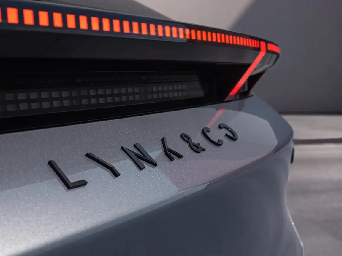 LYNK & CO 02