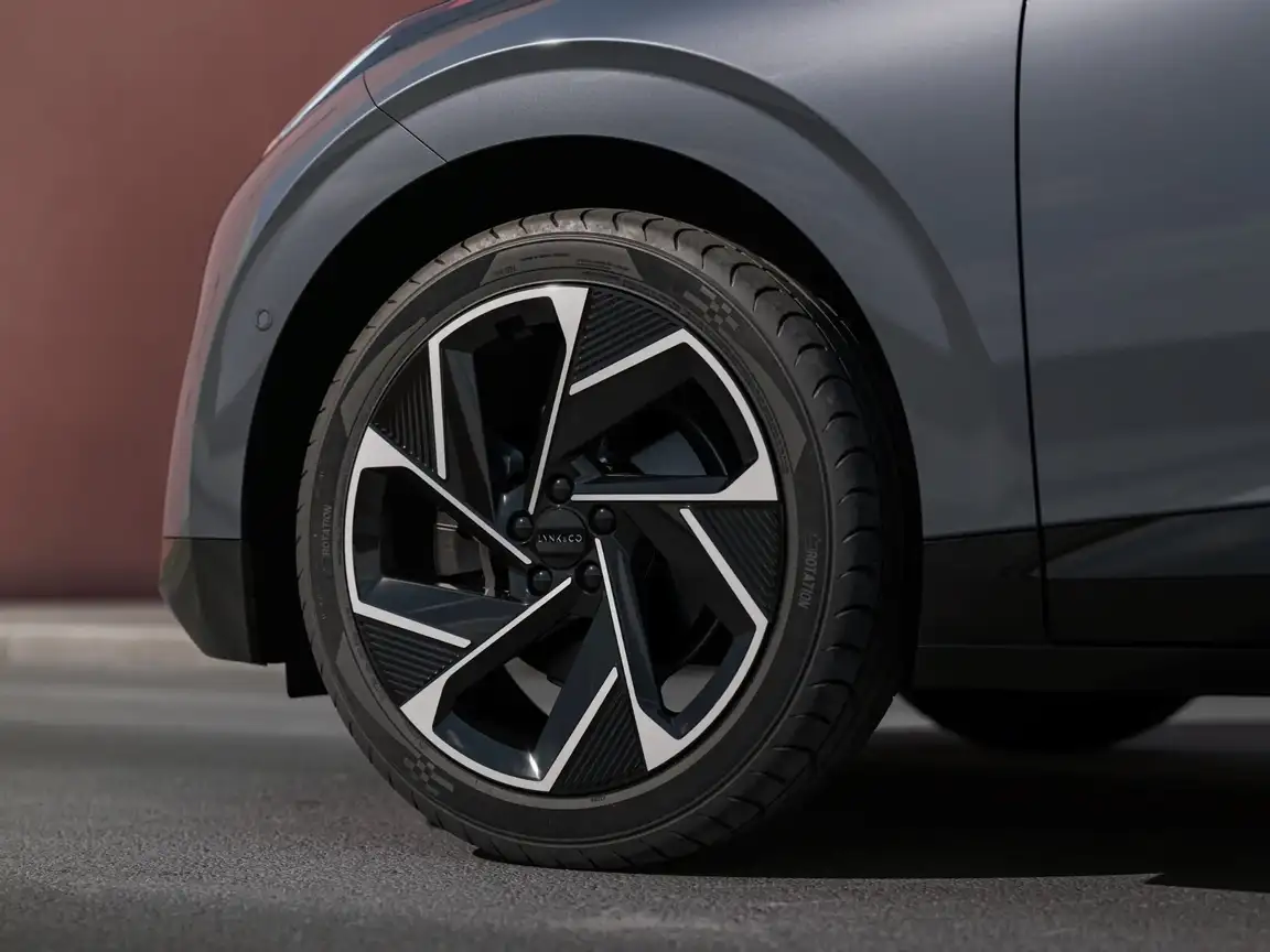 LYNK & CO 02