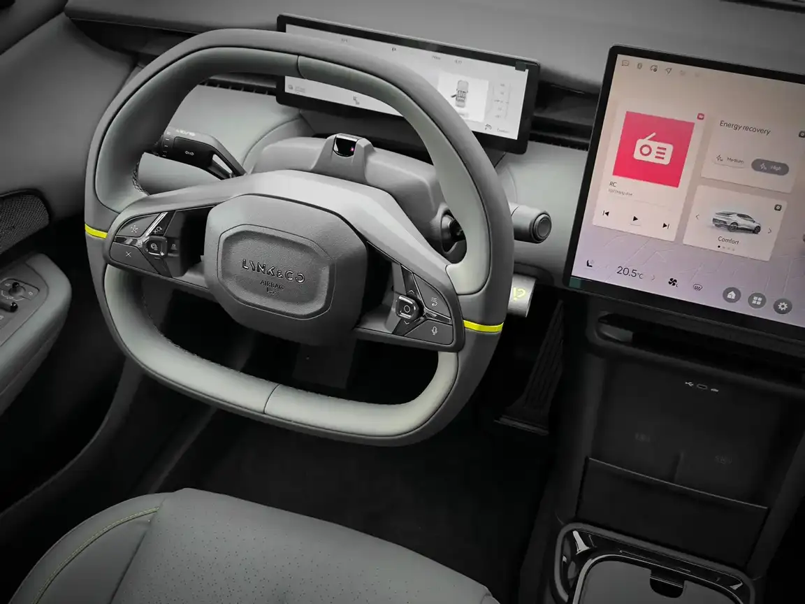 LYNK & CO 02