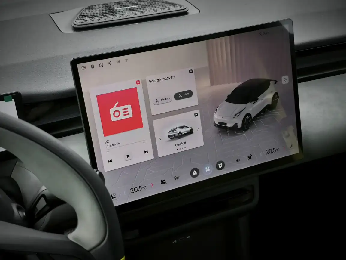 LYNK & CO 02