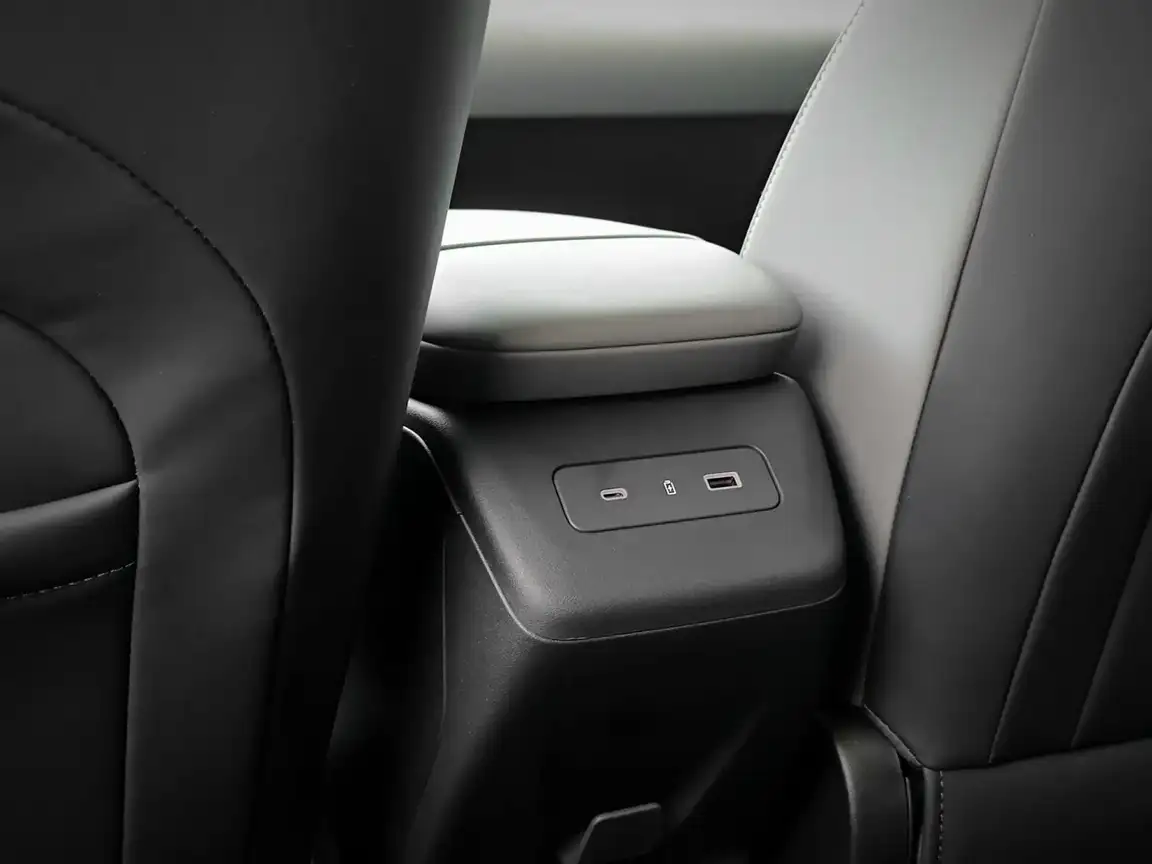 LYNK & CO 02