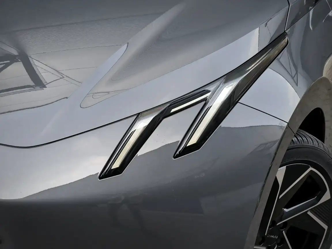 LYNK & CO 02