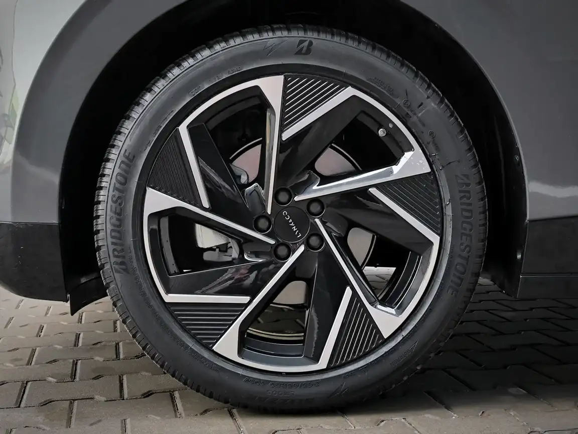 LYNK & CO 02