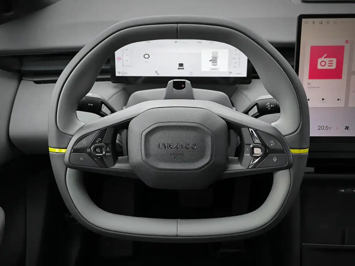 LYNK & CO 02