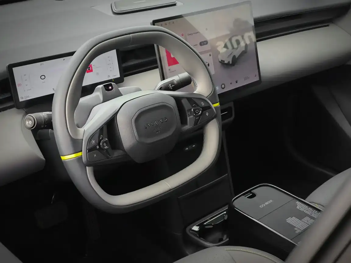 LYNK & CO 02