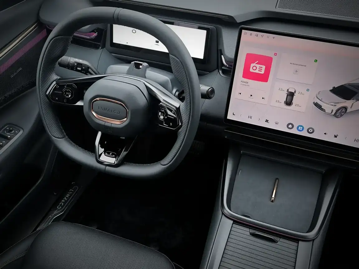 LYNK & CO 08
