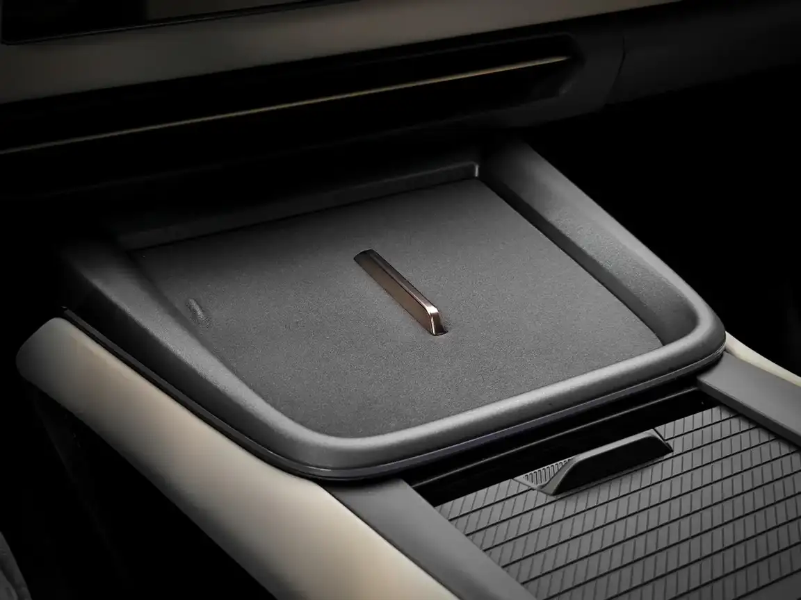 LYNK & CO 08