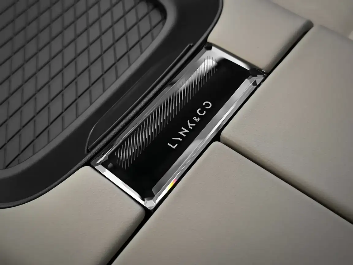 LYNK & CO 08