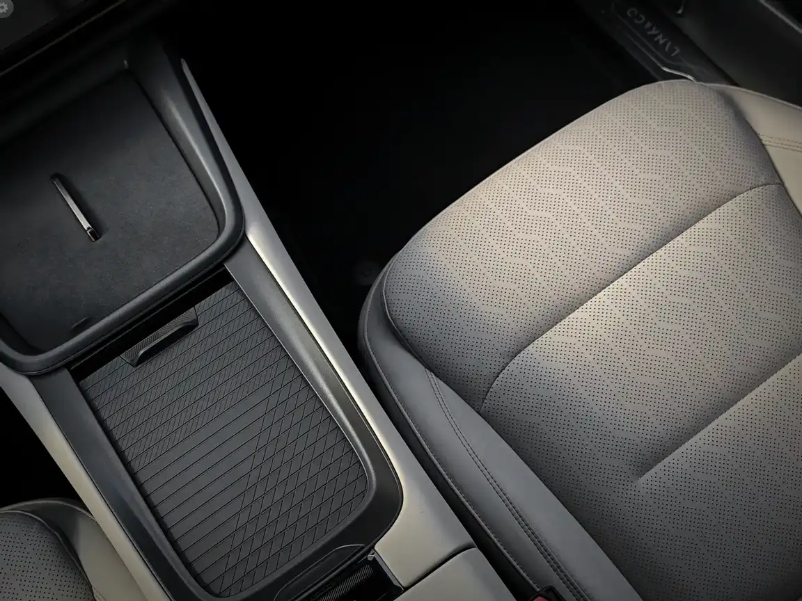 LYNK & CO 08