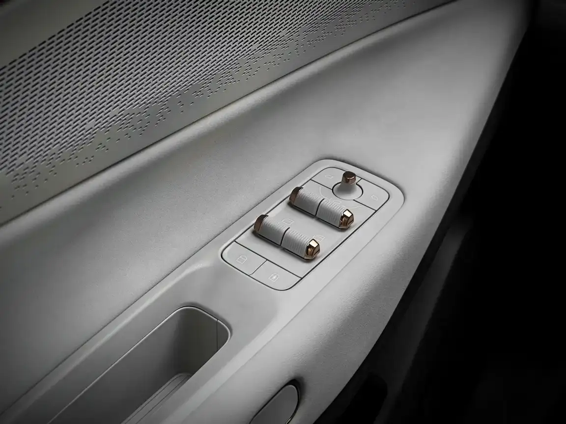 LYNK & CO 08