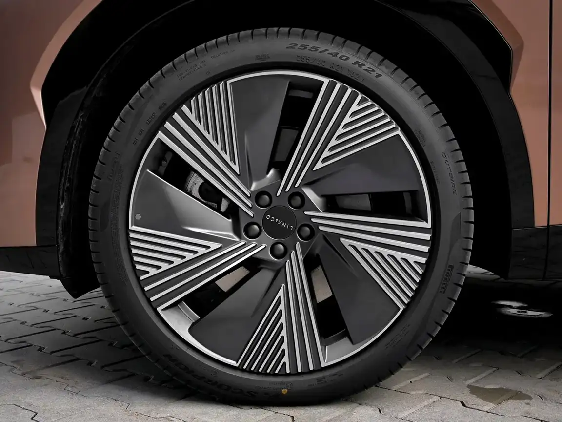LYNK & CO 08