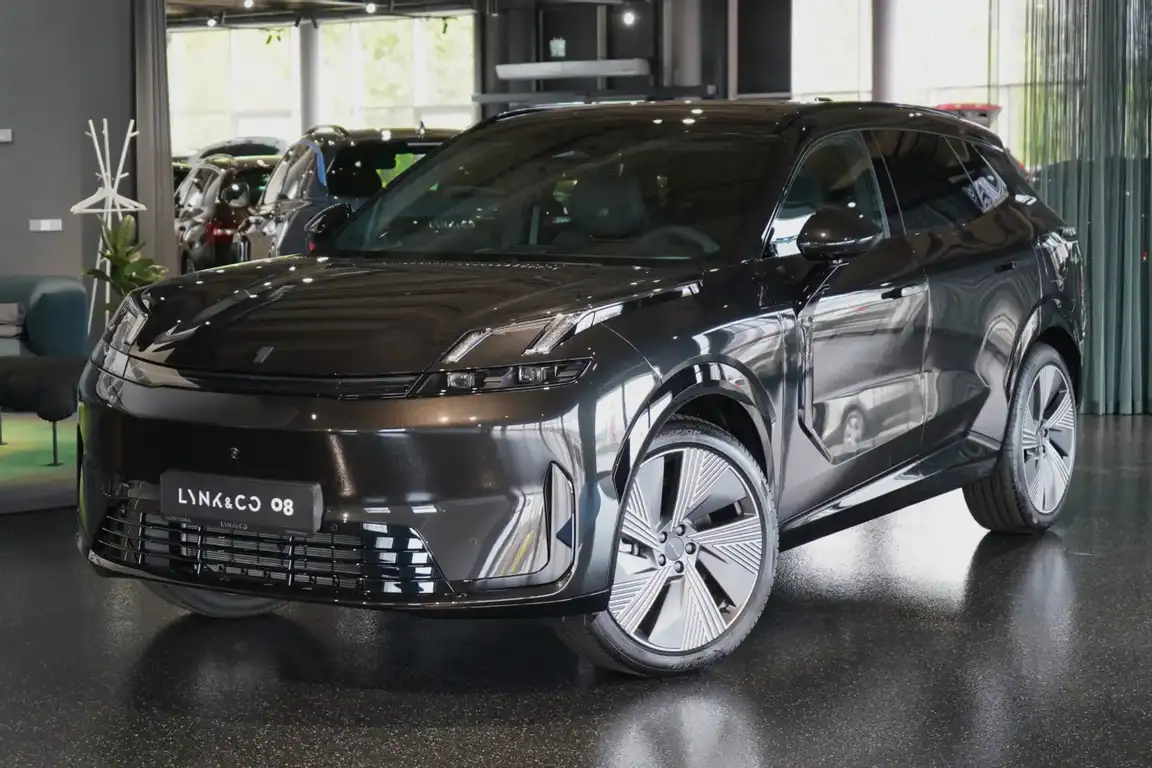 LYNK & CO 08